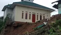 Bencana Tanah Longsor Terjang Lebak, Warga Panik
