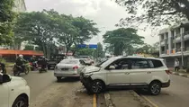 Minibus Angkut Jemaah Umrah Tabrak Tiang PJU di Bogor, Kemacetan 3 Km