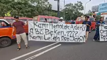 Protes Trans Beken, Sopir Angkot Tutup Separuh Jalan di Bekasi