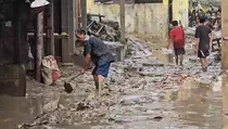 Banjir Kali Bekasi Surut, Warga Berjibaku Bersihkan Lumpur Tebal