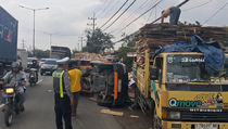 Kelebihan Muatan, Pikap Bermuatan Kardus Bekas Terguling di Sidoarjo