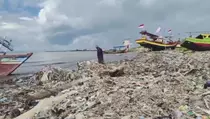 MUI: Haram Hukumnya Buang Sampah Sembarangan ke Sungai dan Laut