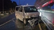 Minibus Hantam Pagar dan Trotoar Flyover Kebayoran, Sopir Tewas