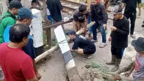 Akses Tertutup, Warga Rangkasbitung Bongkar Patok Rel PT KAI