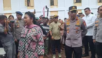Kapolri dan Ketua Komisi IV DPR Kunjungi Huntara Tapanuli Tengah