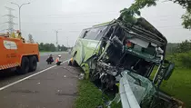 Bus Rombongan SPPG Tabrak Truk di Tol Cipali, 1 Tewas dan 28 Luka-luka
