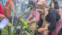 Ramadan Tiba, Ibu-ibu di Padang Konsisten Lestarikan Budaya Malamang