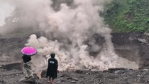 Asap Tebal Semeru Tutupi Jembatan, Pengendara Wajib Waspada