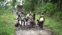 Jelang Ramadan, Warga dan Anggota DPRD Lebak Perbaiki Jalan Rusak