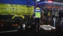 Pengendara Motor Tewas Tabrak Truk Mogok di Tengah Jalan Makassar
