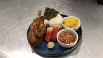 Sensasi Bebek Kecombrang di Kaki Gunung Penanggungan