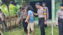 Polisi Lumpuhkan Pemuda yang Mengamuk dan Bawa Golok dengan Taser