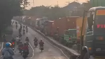 Truk Tabrak Median Jalan, Lalin Sidoarjo-Mojokerto Sempat Lumpuh
