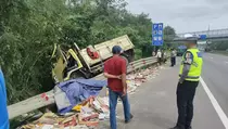 Truk Angkut Keramik Kecelakaan di Tol Cipularang, Sopir Meninggal