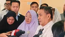 Menangis di DPR, Ibu Fandi Ramadhan Minta Prabowo Bebaskan Anaknya