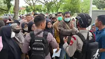 Warga Tangerang Serbu Mobil Kas Keliling BI demi Tukar Uang Baru