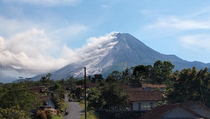 Gunung Merapi Gugurkan Lava ke 3 Sungai, Warga Diminta Waspada