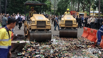1.128 Botol Miras Hasil Razia Satpol PP Tangerang Dilindas Alat Berat