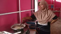 Kisah Korban Banjir Pidie Jaya Merajut Asa Berjualan Takjil di Huntara