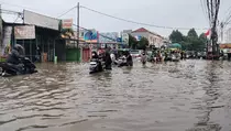 Banjir Genangi Jalan KH Hasyim Ashari Ciledug, Kendaraan Putar Balik
