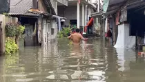 Banjir Rendam Taman Kota Jakbar Akibat Luapan Kali Sekretaris