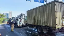 Truk Terguling di Depan DPR, Lalu Lintas Senayan-Slipi Macet Parah