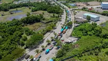 Antrean Truk Mengular Menuju Pelabuhan Ciwandan