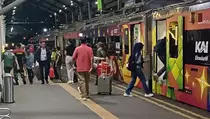 Sabtu Malam, Ribuan Pemudik Lebaran Serbu Stasiun Gubeng