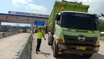 Polisi Sekat Truk Sumbu 3 di Tol Sadang, 4 Sopir Ditilang