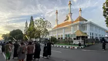 Ribuan Jemaah Padati Masjid Agung Tasikmalaya Saat Salat Id