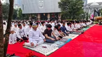 Pramono Anung Salat Id Bersama 2.000 Jemaah di Balai Kota