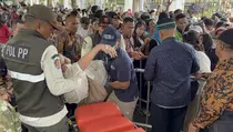 Ribuan Orang Antre Open House Prabowo, Sejumlah Warga Pingsan