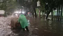 Ciracas Banjir 50 Cm, Motor Mogok dan Mobil Putar Balik
