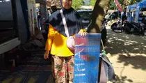 Pantai Carita Diserbu Wisatawan, Penyewa Tikar Untung Besar