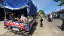 Polisi Tertibkan Pikap Angkut Penumpang di Lebak