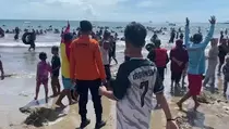 Wisatawan Pantai Carita Membeludak, 25 Anak Sempat Hilang