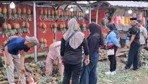 Pedagang Nanas Subang Raup Untung Besar Saat Libur Lebaran