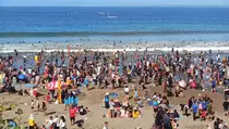 Puluhan Wisatawan Terpisah di Pantai Pangandaran Saat Lebaran