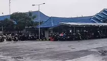 Pemudik Motor Dominasi Antrean di Ketapang Siang Ini