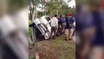Mobil Bak Terbuka Angkut 9 Wisatawan Terguling di Pangandaran