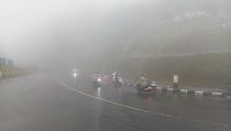 Kabut Tebal Selimuti Jalur Puncak Cianjur, Pemudik Diminta Waspada