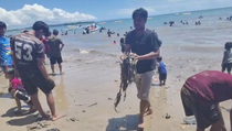 Wisatawan Pantai Carita Mengeluh Tak Nyaman karena Tumpukan Sampah