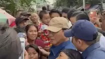 Susuri Rel KA Senen, Prabowo Janji Bangun Hunian Layak Warga Bantaran