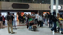 Arus Balik 2026, Penumpang di Bandara Soetta Membeludak Jumat Malam