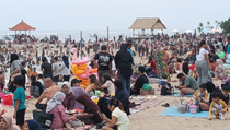 Lebaran Ketupat di Bali, Ribuan Warga Denpasar Padati Pantai Sanur