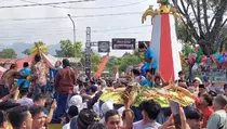 Warga Tumpah Ruah! Serunya Tradisi Kirab Tumpeng Ketupat di Trenggalek