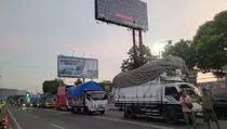 Penyeberangan Padat, Truk Logistik Antre 12 Jam di Pelabuhan Ketapang
