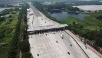 Contraflow Dihentikan, Lalin Tol Jakarta-Cikampek Berangsur Normal