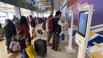 Arus Balik Masih Ramai,13.490 Penumpang Padati Stasiun Pasar Turi