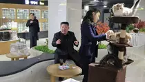 Main ke Toko Hewan, Kim Jong Un Gendong Anjing, Ju Ae Elus Kucing